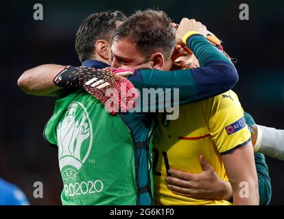 London, Großbritannien. Juli 2021. Italiens Torwart Gianluigi Donnarumma (R) feiert mit seinem Teamkollegen, nachdem er am 6. Juli 2021 das Halbfinale zwischen Italien und Spanien bei der UEFA EURO 2020 in London, Großbritannien, gewonnen hat. Quelle: Han Yan/Xinhua/Alamy Live News Stockfoto