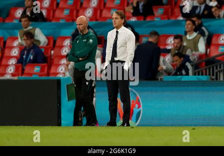 London, Großbritannien. Juli 2021. Cheftrainer Roberto Mancini (R) aus Italien reagiert während des Halbfinales zwischen Italien und Spanien auf die UEFA EURO 2020 in London, Großbritannien, am 6. Juli 2021. Quelle: Han Yan/Xinhua/Alamy Live News Stockfoto