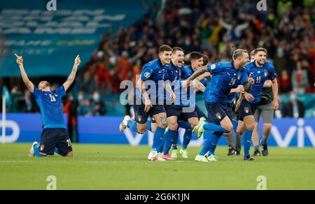 London, Großbritannien. Juli 2021. Die Spieler Italiens feiern, nachdem sie das Halbfinale zwischen Italien und Spanien bei der UEFA EURO 2020 in London, Großbritannien, am 6. Juli 2021 gewonnen haben. Quelle: Han Yan/Xinhua/Alamy Live News Stockfoto