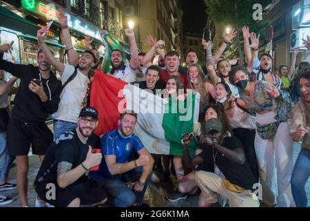 Die spanische Fußballmannschaft fiel am Dienstag im Halbfinale der Euro 2020, nachdem sie im Elfmeterschießen (4-2) nach einem Spiel (1-1) in Wembley, wo Luis Enriques Mannschaft mehr Glück verdient hatte, gegen Italien verloren hatte. Spanien dominierte in der ersten Hälfte und hatte gute Chancen, aber es war Italien, das den ersten Schritt im Anzeiger machte. In der zweiten Hälfte nutzte Federico Chiesa mit 60 Minuten einen Gegenangriff, um Unai Simón mit einem Schuss mit Faden zu schlagen. Das Ziel schien endgültig. Das Team von Luis Enrique Martínez fand den Ausgleich jedoch in der 80. Minute in Álvaro Moratas Stiefeln, Who Stockfoto