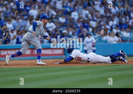 Los Angeles Dodgers Outfielder Mookie Betts rutscht während eines MLB-Spiels in der regulären Saison gegen die Chicago Cubs in die dritte Basis, Sonntag, 27. Juni 2021, Stockfoto