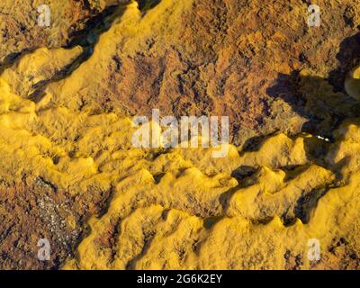 Farben und Texturen bilden Berge unter dem Tinto River Stockfoto