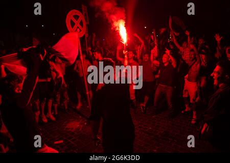 Rom, Italien. Juli 2021. Italienische Fans feiern den Sieg der italienischen Nationalmannschaft nach dem Halbfinale der Europameisterschaften auf der Piazza del Popolo in Rom (Foto: Matteo Nardone/Pacific Press) Quelle: Pacific Press Media Production Corp./Alamy Live News Stockfoto