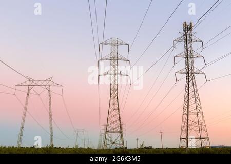 Hochspannungsleitungen mit Dämmerung in Zentralkalifornien. Dixon, Solano County, Kalifornien, USA. Stockfoto