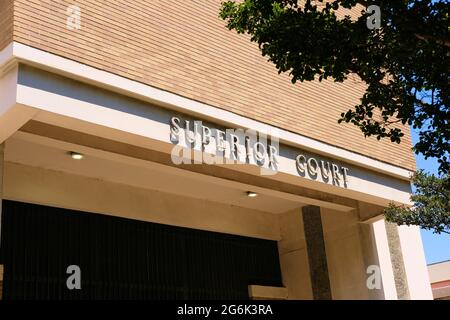 Generic Superior Court, geschrieben über dem Außeneingang zu einem Gerichtsgebäude in San Jose, Kalifornien. Stockfoto