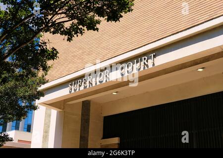 Generic Superior Court, geschrieben über dem Außeneingang zu einem Gerichtsgebäude in San Jose, Kalifornien. Stockfoto