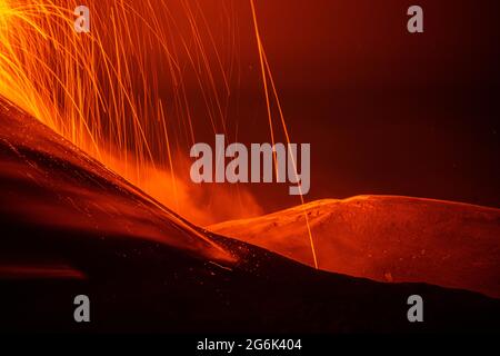 CATANIA, ÄTNA, ITALIEN - 07. Juli 2021: Ausbruch des Vulkans Ätna auf Sizilien Stockfoto