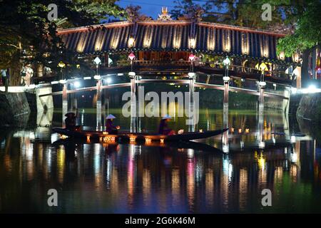 Alte Holzbrücke auf dem Fluss zentralvietnam Stockfoto