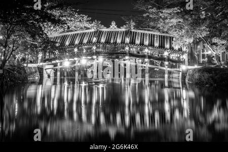 Alte Holzbrücke auf dem Fluss zentralvietnam Stockfoto
