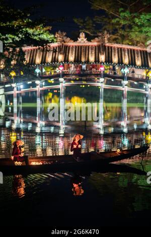 Alte Holzbrücke auf dem Fluss zentralvietnam Stockfoto