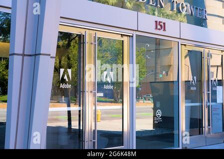 Haupteingang zum Almaden Tower, Sitz des Adobe-Hauptsitzes in San Jose, Kalifornien; Computersoftwareunternehmen im Silicon Valley. Stockfoto