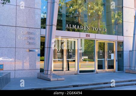 Haupteingang zum Almaden Tower, Sitz des Adobe-Hauptsitzes in San Jose, Kalifornien; Computersoftwareunternehmen im Silicon Valley. Stockfoto