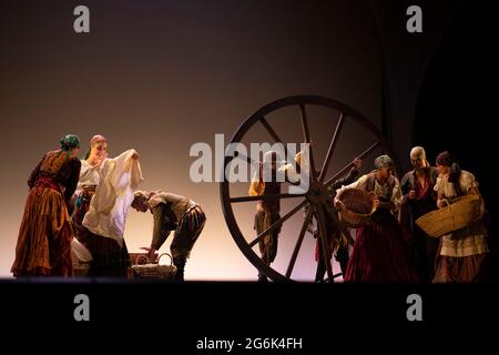 Madrid, Spanien. Juli 2021. Tänzer treten für das spanische Nationalballett in La Bella Otero auf, einem dramatischen Ballett von Ruben Olmo am Teatro de la Zarzuela in Madrid. Kredit: SOPA Images Limited/Alamy Live Nachrichten Stockfoto