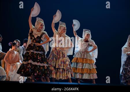 Madrid, Spanien. Juli 2021. Tänzer treten für das spanische Nationalballett in La Bella Otero auf, einem dramatischen Ballett von Ruben Olmo am Teatro de la Zarzuela in Madrid. Kredit: SOPA Images Limited/Alamy Live Nachrichten Stockfoto