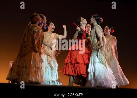 Madrid, Spanien. Juli 2021. Tänzer treten für das spanische Nationalballett in La Bella Otero auf, einem dramatischen Ballett von Ruben Olmo am Teatro de la Zarzuela in Madrid. Kredit: SOPA Images Limited/Alamy Live Nachrichten Stockfoto