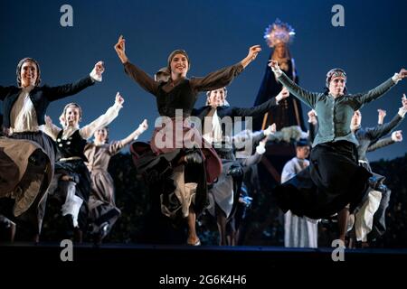 Madrid, Spanien. Juli 2021. Tänzer treten für das spanische Nationalballett in La Bella Otero auf, einem dramatischen Ballett von Ruben Olmo am Teatro de la Zarzuela in Madrid. (Foto: Atilano Garcia/SOPA Images/Sipa USA) Quelle: SIPA USA/Alamy Live News Stockfoto