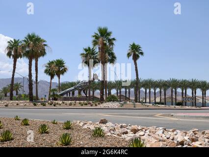 La Quinta, California, USA 24. Juni 2021 EINE allgemeine Sicht der Atmosphäre der Roadrunner-Kunstskulptur mit La Quinta-Schild, wo Kardashians am 24. Juni 2021 in La Quinta, Kalifornien, USA, zu Hause sind. Foto von Barry King/Alamy Stockfoto Stockfoto