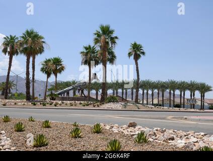 La Quinta, California, USA 24. Juni 2021 EINE allgemeine Sicht der Atmosphäre der Roadrunner-Kunstskulptur mit La Quinta-Schild, wo Kardashians am 24. Juni 2021 in La Quinta, Kalifornien, USA, zu Hause sind. Foto von Barry King/Alamy Stockfoto Stockfoto