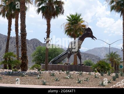 La Quinta, California, USA 24. Juni 2021 EINE allgemeine Sicht der Atmosphäre der Roadrunner-Kunstskulptur mit La Quinta-Schild, wo Kardashians am 24. Juni 2021 in La Quinta, Kalifornien, USA, zu Hause sind. Foto von Barry King/Alamy Stockfoto Stockfoto