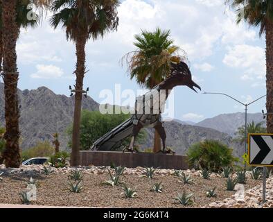 La Quinta, California, USA 24. Juni 2021 EINE allgemeine Sicht der Atmosphäre der Roadrunner-Kunstskulptur mit La Quinta-Schild, wo Kardashians am 24. Juni 2021 in La Quinta, Kalifornien, USA, zu Hause sind. Foto von Barry King/Alamy Stockfoto Stockfoto