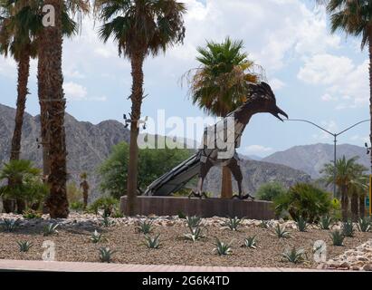 La Quinta, California, USA 24. Juni 2021 EINE allgemeine Sicht der Atmosphäre der Roadrunner-Kunstskulptur mit La Quinta-Schild, wo Kardashians am 24. Juni 2021 in La Quinta, Kalifornien, USA, zu Hause sind. Foto von Barry King/Alamy Stockfoto Stockfoto