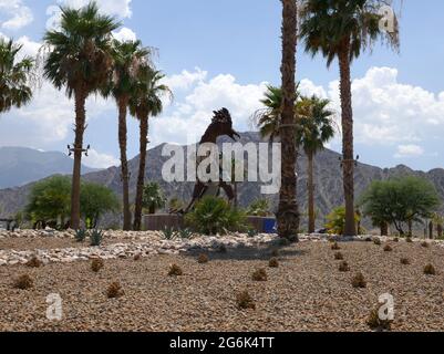 La Quinta, California, USA 24. Juni 2021 EINE allgemeine Sicht der Atmosphäre der Roadrunner-Kunstskulptur mit La Quinta-Schild, wo Kardashians am 24. Juni 2021 in La Quinta, Kalifornien, USA, zu Hause sind. Foto von Barry King/Alamy Stockfoto Stockfoto