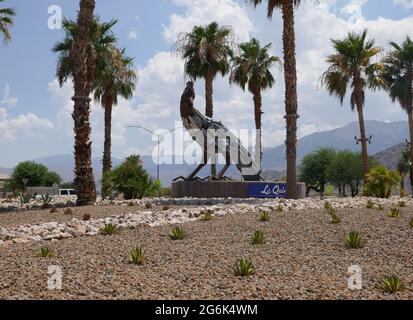 La Quinta, California, USA 24. Juni 2021 EINE allgemeine Sicht der Atmosphäre der Roadrunner-Kunstskulptur mit La Quinta-Schild, wo Kardashians am 24. Juni 2021 in La Quinta, Kalifornien, USA, zu Hause sind. Foto von Barry King/Alamy Stockfoto Stockfoto