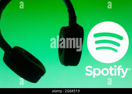 In dieser Abbildung wird das Spotify-Logo zusammen mit dem Headset angezeigt. Ist ein Musik-, Podcast- und Video-Streaming-Dienst. Stockfoto