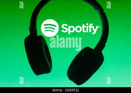 Brasilien. Juli 2021. In dieser Abbildung wird das Spotify-Logo zusammen mit dem Headset angezeigt. Ist ein Musik-, Podcast- und Video-Streaming-Dienst. (Foto von Rafael Henrique/SOPA Images/Sipa USA) Quelle: SIPA USA/Alamy Live News Stockfoto