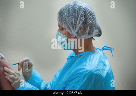 Tambow, Russland. Juli 2021. Eine Krankenschwester der Poliklinik Nr. 2 impft einen Mitarbeiter. Mitarbeiter des Multifunktionszentrums für die Erbringung staatlicher und kommunaler Dienstleistungen (My Documents Center) wurden mit dem russischen Gam-COVID-Vak-Coronavirus-Impfstoff geimpft, da in vielen Regionen Russlands derzeit eine obligatorische Impfung gegen das Coronavirus durchgeführt wird. Kredit: SOPA Images Limited/Alamy Live Nachrichten Stockfoto