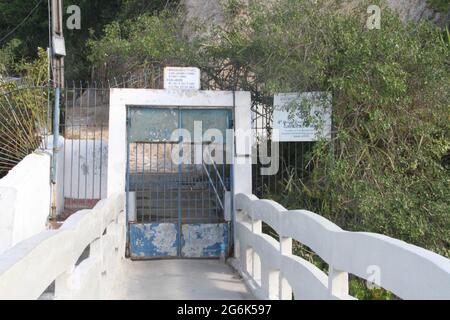 Rio de Janeiro, Rio de Janeiro, Brasilien. Juli 2021. (INT) eine der ersten katholischen Kirchen in Rio De Janeiro. 06. Juli 2021, Niteroi, Rio de Janeiro, Brasilien: Eine der ersten katholischen Kirchen namens "Kirche der Insel Boa Viagem" in Rio de Janeiro befindet sich in Niteroi auf einem Hügel am Strand von Boa Viagem. Aufgrund der COVID-19-Pandemie kommen nur wenige Menschen, um sie zu sehen, und das Tor ist ebenfalls gesperrt. Kredit: Niyi Fote/Thenews2 Gutschrift: Niyi Fote/TheNEWS2/ZUMA Wire/Alamy Live Nachrichten Stockfoto