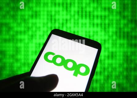 Ukraine. Juli 2021. Auf dieser Fotolabbildung ist ein Coop-Logo einer schwedischen Lebensmittelmarktkette auf einem Smartphone zu sehen. (Foto von Pavlo Gonchar/SOPA Images/Sipa USA) Quelle: SIPA USA/Alamy Live News Stockfoto