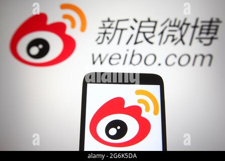 Ukraine. Juli 2021. In dieser Abbildung ist ein Weibo-Logo (Sina Weibo) einer chinesischen Social-Media-Plattform auf einem Smartphone und einem pc-Bildschirm zu sehen. (Foto von Pavlo Gonchar/SOPA Images/Sipa USA) Quelle: SIPA USA/Alamy Live News Stockfoto