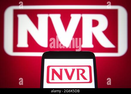 Ukraine. Juli 2021. In dieser Abbildung ist ein NVR, Inc. Logo eines Hausbauunternehmens auf einem Smartphone und einem pc-Bildschirm zu sehen. (Foto von Pavlo Gonchar/SOPA Images/Sipa USA) Quelle: SIPA USA/Alamy Live News Stockfoto