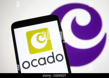 Ukraine. Juli 2021. In dieser Abbildung ist ein Ocado (Ocado Group) Logo auf einem Smartphone und einem pc-Bildschirm zu sehen. (Foto von Pavlo Gonchar/SOPA Images/Sipa USA) Quelle: SIPA USA/Alamy Live News Stockfoto