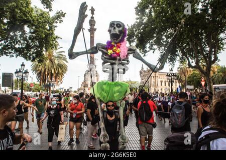 Barcelona, Spanien. Juli 2021. Eine mexikanische Skelett-Puppe, die während der Veranstaltung gesehen wurde.Barcelona begrüßt die 421. Staffel der Zapatistischen Armee der Nationalen Befreiung (EZLN), eine libertäre sozialistische politische und militante Gruppe Mexikos, auf ihrem Weg durch Europa. Bestehend aus verschiedenen Mitgliedern. Die 421 Squad wurde am Columbus Monument von lokalen Kollektiven und sozialen Organisationen empfangen. (Foto von Thiago Prudencio/SOPA Images/Sipa USA) Quelle: SIPA USA/Alamy Live News Stockfoto