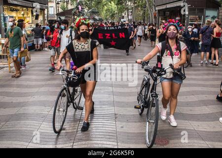 Barcelona, Spanien. Juli 2021. Frauen, die während der Veranstaltung mit dem Fahrrad gesehen werden.Barcelona begrüßt die 421. Staffel der Zapatistischen Armee der Nationalen Befreiung (EZLN), eine libertäre sozialistische politische und militante Gruppe Mexikos, auf ihrem Weg durch Europa. Bestehend aus verschiedenen Mitgliedern. Die 421 Squad wurde am Columbus Monument von lokalen Kollektiven und sozialen Organisationen empfangen. (Foto von Thiago Prudencio/SOPA Images/Sipa USA) Quelle: SIPA USA/Alamy Live News Stockfoto