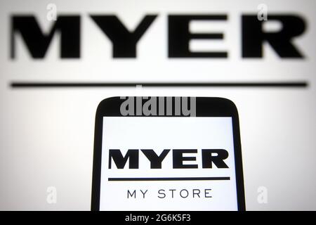 Ukraine. Juli 2021. Auf dieser Fotobilder ist ein Myer (Myer Holdings Ltd)-Logo einer australischen Kaufhauskette auf einem Smartphone und einem pc-Bildschirm zu sehen. (Foto von Pavlo Gonchar/SOPA Images/Sipa USA) Quelle: SIPA USA/Alamy Live News Stockfoto