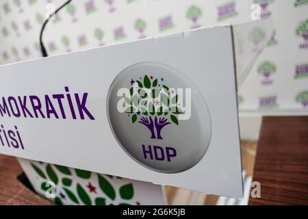 Ankara, Türkei. Juli 2021. Logo der Demokratischen Partei der Völker (HDP) auf der Pressekonferenz.der ehemalige Abgeordnete Ömer Faruk Gergerlio?lu der pro-Kurdischen Demokratischen Partei (HDP) wurde 2 zu 6 Jahren und 2018 Monaten Gefängnis verurteilt, weil er Propaganda für eine terroristische Organisation gemacht hatte. Gergerlio?lu wurde heute im Sincan Gefängnis freigelassen, nachdem die Entscheidung des Verfassungsgerichts über die „Verletzung von Rechten“ beim örtlichen Gericht eintraf. (Foto von Tunahan Turhan/SOPA Images/Sipa USA) Quelle: SIPA USA/Alamy Live News Stockfoto