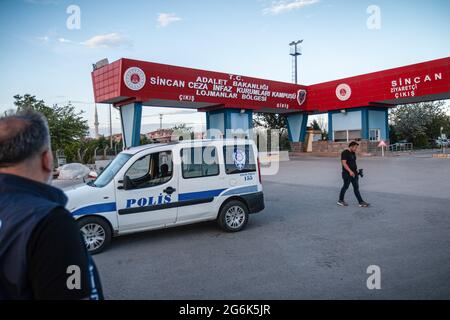 Ankara, Türkei. Juli 2021. Das Sinkische Gefängnis ist auf diesem Foto zu sehen.der ehemalige Abgeordnete der pro-kurdischen Demokratischen Partei (HDP) Ömer Faruk Gergerlio?lu wurde 2 zu 6 Jahren und 2018 Monaten Gefängnis verurteilt, weil er Propaganda für eine terroristische Organisation gemacht hatte. Gergerlio?lu wurde heute im Sincan Gefängnis freigelassen, nachdem die Entscheidung des Verfassungsgerichts über die „Verletzung von Rechten“ beim örtlichen Gericht eintraf. (Foto von Tunahan Turhan/SOPA Images/Sipa USA) Quelle: SIPA USA/Alamy Live News Stockfoto