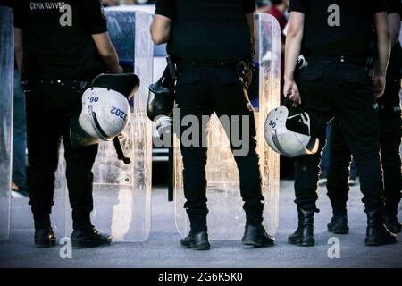 Ankara, Türkei. Juli 2021. Polizisten stehen voller Gangster vor dem Sincan Gefängnis.der ehemalige Abgeordnete der pro-Kurdischen Demokratischen Partei (HDP) Ömer Faruk Gergerlio?lu wurde 2 zu 6 Jahren und 2018 Monaten Gefängnis verurteilt, weil er Propaganda für eine terroristische Organisation gemacht hatte. Gergerlio?lu wurde heute im Sincan Gefängnis freigelassen, nachdem die Entscheidung des Verfassungsgerichts über die „Verletzung von Rechten“ beim örtlichen Gericht eintraf. (Foto von Tunahan Turhan/SOPA Images/Sipa USA) Quelle: SIPA USA/Alamy Live News Stockfoto