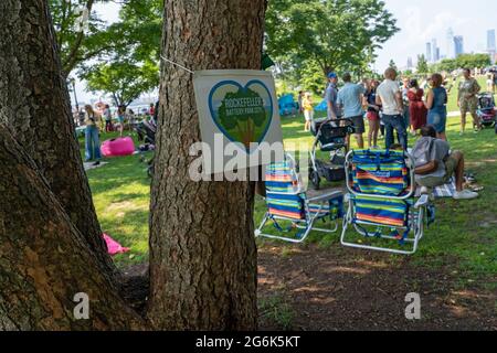 Ein Schild, das während eines Protestes gegen die Pläne des Gouverneurs Andrew Cuomo für ein COVID-19-Denkmal in New York City auf einem Baum zu sehen war.zweihundert Demonstranten versammelten sich im Rockefeller Park in Lower Manhattan, als sie versuchten, den Druck auf Gouverneur Andrew Cuomo nur wenige Tage nach dem mächtigen und skandalumwitterten Staat aufrechtzuerhalten Anführer nixed seine Pläne, einen Teil der Grünfläche für das „Kreis der Helden“-Denkmal, das Coronavirus-Denkmal, zu pflastern. Der Protest der Battery Park City ereignete sich, als der Gemeinderaum 1, der das Gebiet vertritt, ein Mittwochstreffen anberaumt, um das Denkmal zu diskutieren. Stockfoto