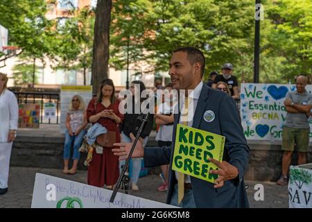 Der Stadtrat-Kandidat Chris Marte spricht während eines Protestes gegen die Pläne von Gouverneur Andrew Cuomo für ein COVID-19-Denkmal in New York City.zweihundert Demonstranten versammelten sich im Rockefeller Park in Lower Manhattan, um den Druck auf Gouverneur Andrew Cuomo nur wenige Tage nach dem mächtigen und skandalösen Staat aufrecht zu erhalten Anführer nixed seine Pläne, einen Teil der Grünfläche für das „Kreis der Helden“-Denkmal, das Coronavirus-Denkmal, zu pflastern. Der Protest der Battery Park City ereignete sich, als der Gemeinderaum 1, der das Gebiet vertritt, ein Mittwochstreffen anberaumt, um das Denkmal zu diskutieren. Stockfoto