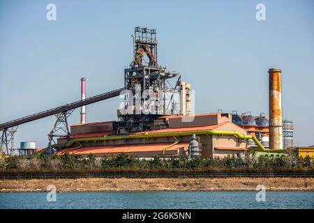 13. März 2018 – Pohang, Südkorea – EINE Gesamtansicht des POSCO-Stahlwerks im Stahlkomplex Pohang in Pohang, Südkorea. Chinas Stahlwerke, ein Ziel von Präsident Donald Trumps Zorn, sind der 800-Pfund-Gorilla der Branche: Sie liefern die Hälfte der weltweiten Produktion, so dass jede ihrer Bewegungen globale Auswirkungen hat. Die Stahlindustrie ist in den letzten zehn Jahren gestiegen, um einen historischen chinesischen Bauboom zu unterstützen. Sobald das zurückgegangen war, wurde das Land mit einer Flut von halb leeren, Geld verschlingenderen Mühlen übersät. Stockfoto