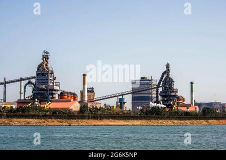 13. März 2018 – Pohang, Südkorea – EINE Gesamtansicht des POSCO-Stahlwerks im Stahlkomplex Pohang in Pohang, Südkorea. Chinas Stahlwerke, ein Ziel von Präsident Donald Trumps Zorn, sind der 800-Pfund-Gorilla der Branche: Sie liefern die Hälfte der weltweiten Produktion, so dass jede ihrer Bewegungen globale Auswirkungen hat. Die Stahlindustrie ist in den letzten zehn Jahren gestiegen, um einen historischen chinesischen Bauboom zu unterstützen. Sobald das zurückgegangen war, wurde das Land mit einer Flut von halb leeren, Geld verschlingenderen Mühlen übersät. Stockfoto
