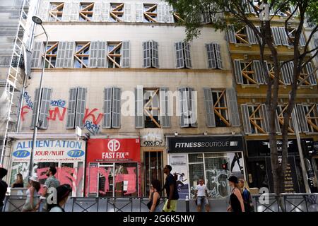 Marseille, Frankreich. Juli 2021. Die Menschen laufen an einem baufälligen Gebäude auf dem Boulevard de la Liberation in Marseille vorbei. Kredit: SOPA Images Limited/Alamy Live Nachrichten Stockfoto