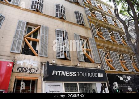 Marseille, Frankreich. Juli 2021. Blick auf ein baufälliges Gebäude am Boulevard de la Liberation in Marseille. Kredit: SOPA Images Limited/Alamy Live Nachrichten Stockfoto