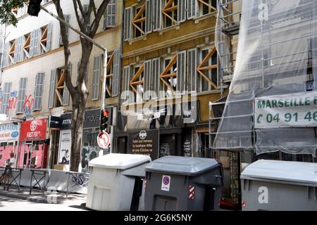 Marseille, Frankreich. Juli 2021. Blick auf ein baufälliges Gebäude am Boulevard de la Liberation in Marseille. Kredit: SOPA Images Limited/Alamy Live Nachrichten Stockfoto