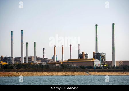 13. März 2018 – Pohang, Südkorea – EINE Gesamtansicht des POSCO-Stahlwerks im Stahlkomplex Pohang in Pohang, Südkorea. Chinas Stahlwerke, ein Ziel von Präsident Donald Trumps Zorn, sind der 800-Pfund-Gorilla der Branche: Sie liefern die Hälfte der weltweiten Produktion, so dass jede ihrer Bewegungen globale Auswirkungen hat. Die Stahlindustrie ist in den letzten zehn Jahren gestiegen, um einen historischen chinesischen Bauboom zu unterstützen. Sobald das zurückgegangen war, wurde das Land mit einer Flut von halb leeren, Geld verschlingenderen Mühlen übersät. Stockfoto