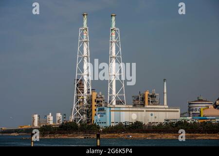 13. März 2018 – Pohang, Südkorea – EINE Gesamtansicht des POSCO-Stahlwerks im Stahlkomplex Pohang in Pohang, Südkorea. Chinas Stahlwerke, ein Ziel von Präsident Donald Trumps Zorn, sind der 800-Pfund-Gorilla der Branche: Sie liefern die Hälfte der weltweiten Produktion, so dass jede ihrer Bewegungen globale Auswirkungen hat. Die Stahlindustrie ist in den letzten zehn Jahren gestiegen, um einen historischen chinesischen Bauboom zu unterstützen. Sobald das zurückgegangen war, wurde das Land mit einer Flut von halb leeren, Geld verschlingenderen Mühlen übersät. Stockfoto